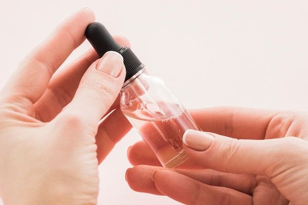 Skincare serum/Foto: Freepik/Freepik License