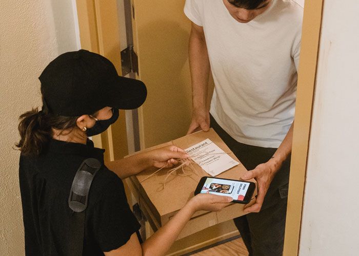 Antar Pizza Rp 14 Juta, Kurir Makanan Ini Kecewa Dapat Tip Rp 200 Ribu