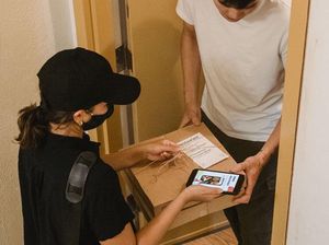 Antar Pizza Rp 14 Juta, Kurir Makanan Ini Kecewa Dapat Tip Rp 200 Ribu Antar Pizza Rp 14 Juta, Kurir Makanan Ini Kecewa Dapat Tip Rp 200 Ribu