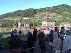 Viral Fenomena Embun Beku, Dieng Dipadati Wisatawan Sejak Pagi Buta