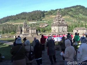 Viral Fenomena Embun Beku, Dieng Dipadati Wisatawan Sejak Pagi Buta Viral Fenomena Embun Beku, Dieng Dipadati Wisatawan Sejak Pagi Buta
