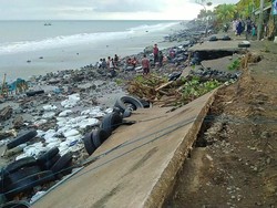 200 KK Terdampak Jalan Amblas di Pesisir Pantai Pebuahan