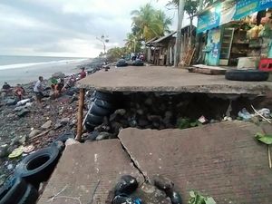 Jalan di Pesisir Pebuahan Amblas, Warga Pilih Akses Tegalan Orang Jalan di Pesisir Pebuahan Amblas, Warga Pilih Akses Tegalan Orang