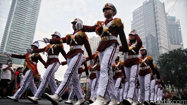 Aksi Polisi Cilik Mencuri Perhatian di CFD Bundaran HI