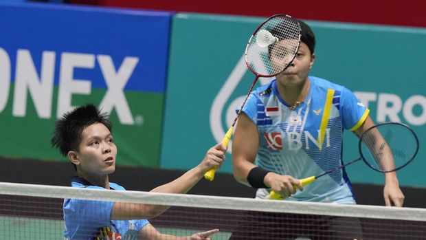 Apriyani Rahayu, right, and Siti Fadia Silva Ramadanti of Indonesia play against China's Zhang Shu Xian and Zheng Yu during their women's doubles final match at the Malaysia Open badminton tournament at Bukit Jalil Axiata Arena in Kuala Lumpur, Malaysia, Sunday, July 3, 2022. (AP Photo/Vincent Thian)