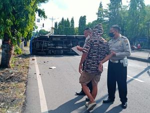 Minibus Terguling di Jalur Surabaya-Madiun gegara Sopir Ngantuk