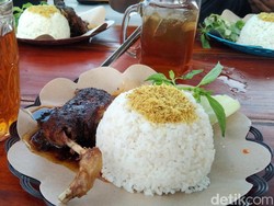Melahap Nasi Bebek Sambil Menikmati Keindahan Gunung Ciremai