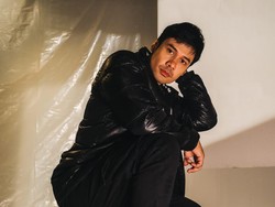 Outfit Kece Ala Chicco Jerikho yang Tak Ragu Pakai Produk Lokal