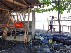 Ada Gelombang Tinggi, Pedagang di Pesisir Palabuhanratu Mengungsi