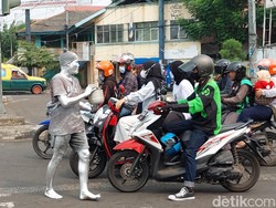 Marak Manusia Silver, Pakar FMIPA UGM Ingatkan Risiko Bahaya Cairannya