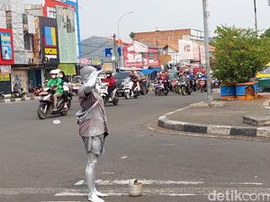 Duka Badut Jalanan dan Manusia Silver, Terik Mentari hingga Dikejar Satpol PP