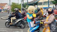 Fenomena Manusia Silver dan Badut Mengais Rezeki di Jalanan