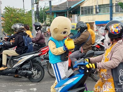 Fenomena Manusia Silver dan Badut Mengais Rezeki di Jalanan