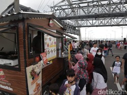 Food Truck hingga Puluhan UMKM Meriahkan CFD Jembatan Suroboyo