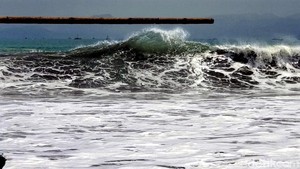 Liburan ke Palabuhanratu? Waspada Gelombang 2,5 Meter dan Ombak Pasang