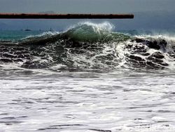 Liburan ke Palabuhanratu? Waspada Gelombang 2,5 Meter dan Ombak Pasang