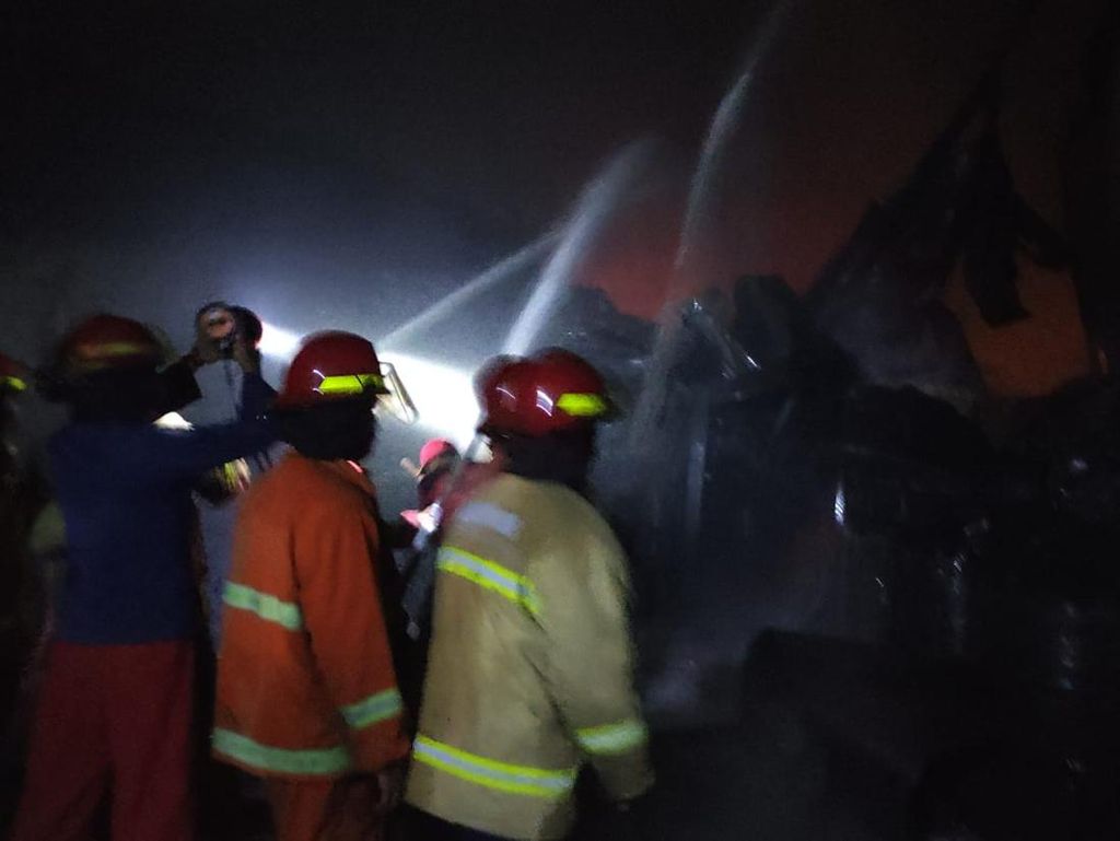 4 Jam Api Menyala, Pabrik Cat di Sidoarjo yang Terbakar Berhasil Dipadamkan