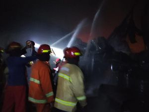 4 Jam Api Menyala, Pabrik Cat di Sidoarjo yang Terbakar Berhasil Dipadamkan 4 Jam Api Menyala, Pabrik Cat di Sidoarjo yang Terbakar Berhasil Dipadamkan