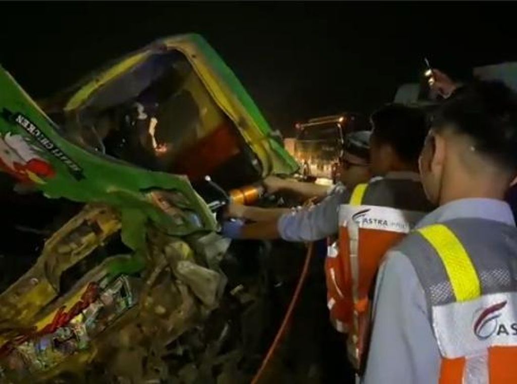 Identitas Korban Kecelakaan Bus vs Truk Ayam di Tol Cipali