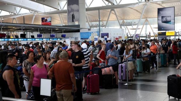 Passengers wait to check in at John F. Kennedy International Airport on the July 4th holiday weekend in Queens, New York City, U.S., July 2, 2022. REUTERS/Andrew Kelly     TPX IMAGES OF THE DAY
