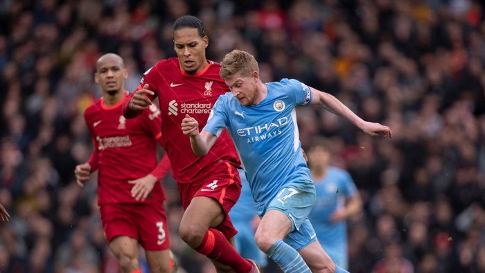 MANCHESTER, ENGLAND - APRIL 10: Kevin De Bruyne of Manchester City and Virgil van Dijk of Liverpool in action during the Premier League match between Manchester City and Liverpool at Etihad Stadium on April 10, 2022 in Manchester, United Kingdom. (Photo by Visionhaus/Getty Images)