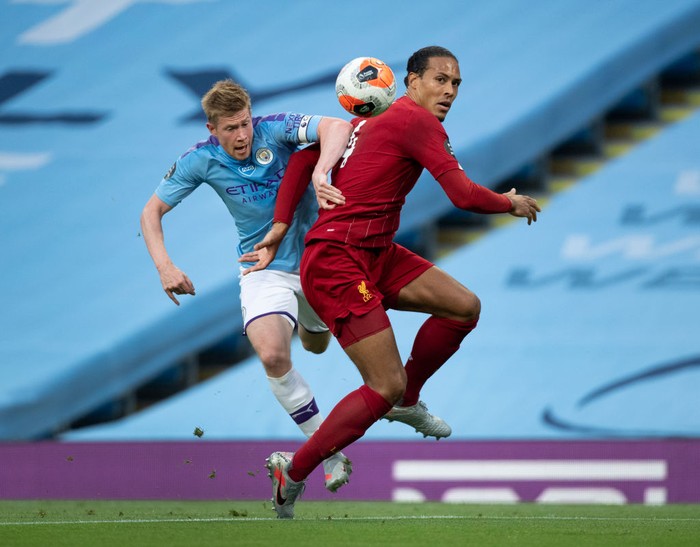 MANCHESTER, ENGLAND - APRIL 10: Kevin De Bruyne of Manchester City and Virgil van Dijk of Liverpool in action during the Premier League match between Manchester City and Liverpool at Etihad Stadium on April 10, 2022 in Manchester, United Kingdom. (Photo by Visionhaus/Getty Images)