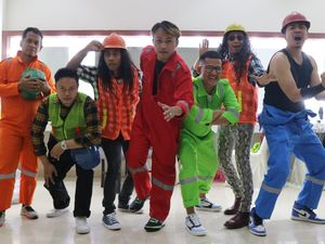 Andil Abdel Achrian dalam Single Perdana Kokom Band