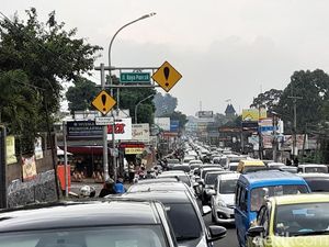 Cerita Warga 3 Jam Terjebak Macet di Puncak: Capek di Jalan