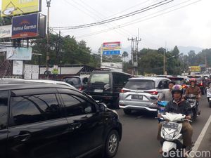 Puncak Macet, Polisi Terapkan One Way di Sejumlah Titik Puncak Macet, Polisi Terapkan One Way di Sejumlah Titik