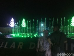 Serunya Atraksi Air Terjun Menari di Light Festival Sukabumi