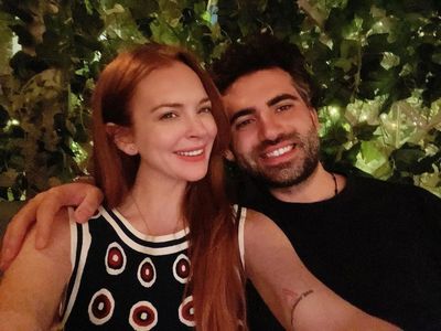 7 Potret Mesra Lindsay Lohan dan Suami Arab yang Baru Umumkan Pernikahan