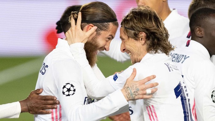MADRID, SPAIN - MARCH 16: (BILD ZEITUNG OUT) Sergio Ramos of Real Madrid and Luka Modric of Real Madrid celebrates after scoring his teams second goal during the UEFA Champions League Round of 16 match between Real Madrid and Atalanta at Estadio Santiago Bernabeu on March 16, 2021 in Madrid, Spain. Sporting stadiums around Spain remain under strict restrictions due to the Coronavirus Pandemic as Government social distancing laws prohibit fans inside venues resulting in games being played behind closed doors. (Photo by DeFodi Images via Getty Images)