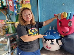 Wanita Ini Jadi Bos Kostum Badut Jalanan, Sehari Dapat Uang Berapa?