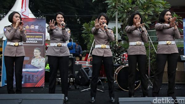 HUT Bhayangkara, Polisi Wanita Bernyanyi Menghibur Warga Saat CFD
