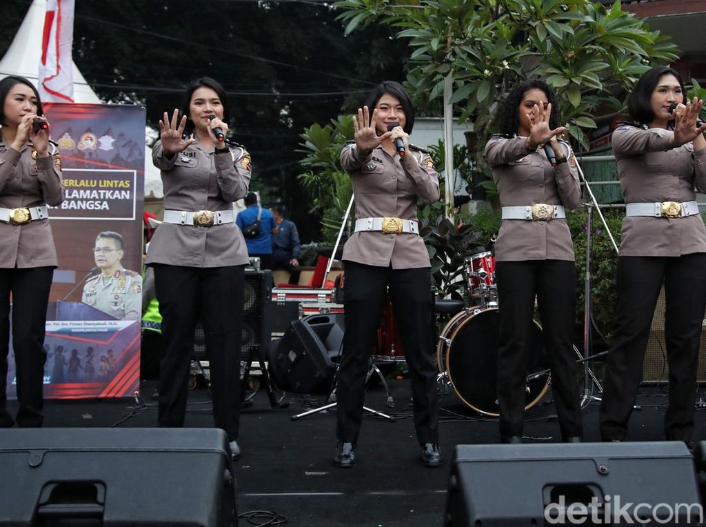 HUT Bhayangkara, Polisi Wanita Bernyanyi Menghibur Warga Saat CFD
