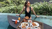 Pose Keren Cinta Laura Saat Makan di Kolam Renang hingga Seduh Teh