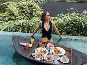 Pose Keren Cinta Laura Saat Makan di Kolam Renang hingga Seduh Teh