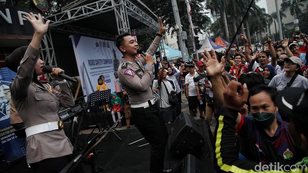 Momen Warga Asyik Bernyanyi dan Berjoget Bareng Cakra Metro Band di CFD