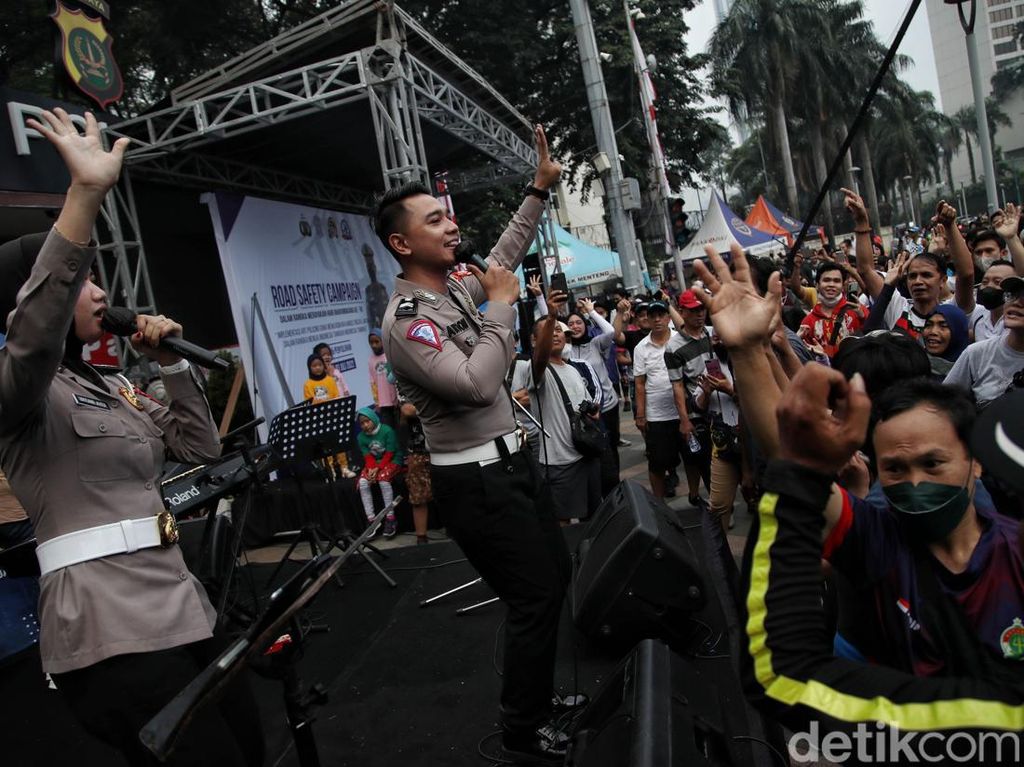 Momen Warga Asyik Bernyanyi dan Berjoget Bareng Cakra Metro Band di CFD
