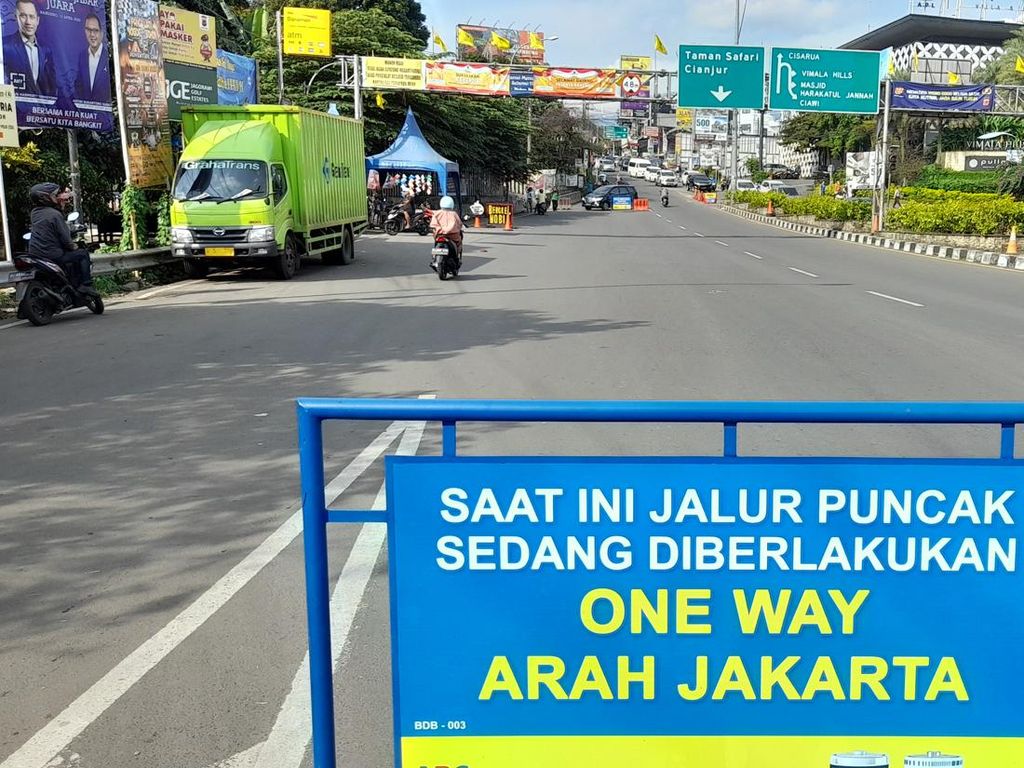 Polisi Berlakukan One Way Arah Jakarta, Mobil Menuju Puncak Bogor Disetop