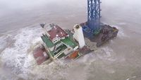 Penampakan Kapal Terbelah Dua Usai Dihantam Badai di Perairan Hong Kong