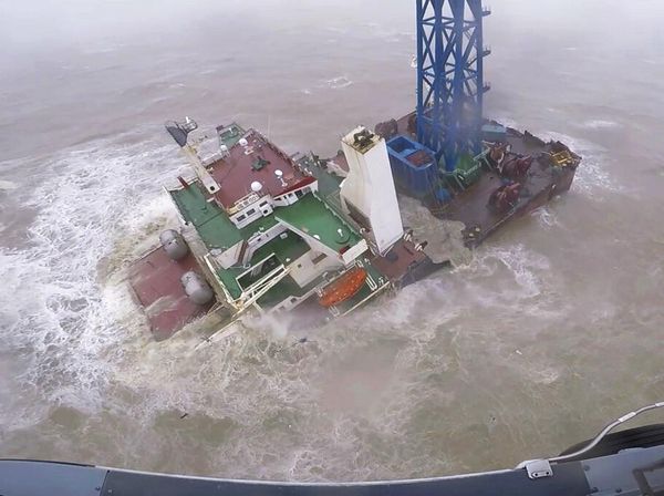 Penampakan Kapal Terbelah Dua Usai Dihantam Badai di Perairan Hong Kong