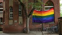 Penampakan Masjid di Jerman Pasang Bendera Pelangi, Dukung LGBT