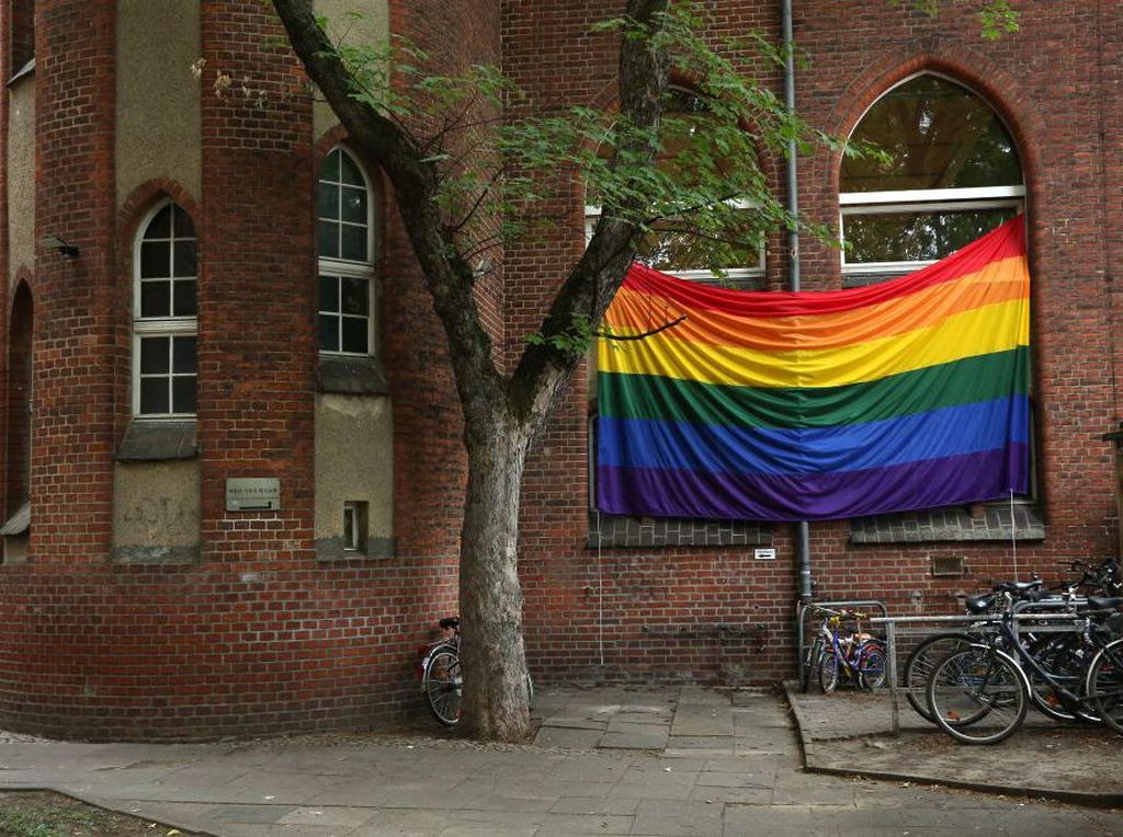 Penampakan Masjid di Jerman Pasang Bendera Pelangi, Dukung LGBT Penampakan Masjid di Jerman Pasang Bendera Pelangi, Dukung LGBT