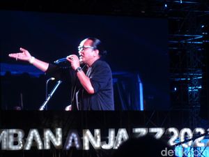 Mus Mujiono-Deddy Dhukun Sihir Penonton di Hari Terakhir Prambanan Jazz Mus Mujiono-Deddy Dhukun Sihir Penonton di Hari Terakhir Prambanan Jazz
