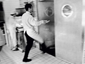 Pengalaman Buruk Mantan Pelayan Bekerja di Restoran di Paris Dibukukan