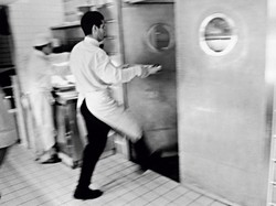 Pengalaman Buruk Mantan Pelayan Bekerja di Restoran di Paris Dibukukan