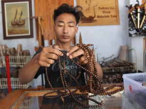 Cerita Perajin Tasbih Gaharu di Jombang Omzet Melejit Saat Musim Haji Cerita Perajin Tasbih Gaharu di Jombang Omzet Melejit Saat Musim Haji