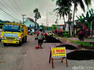 Pemkab dan Operator Tambang Emas Banyuwangi Perbaiki Jalan Rusak Pemkab dan Operator Tambang Emas Banyuwangi Perbaiki Jalan Rusak