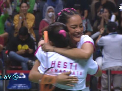 Pertandingan Bulutangkis antara Erika-Hesti dan Raisa-Anya